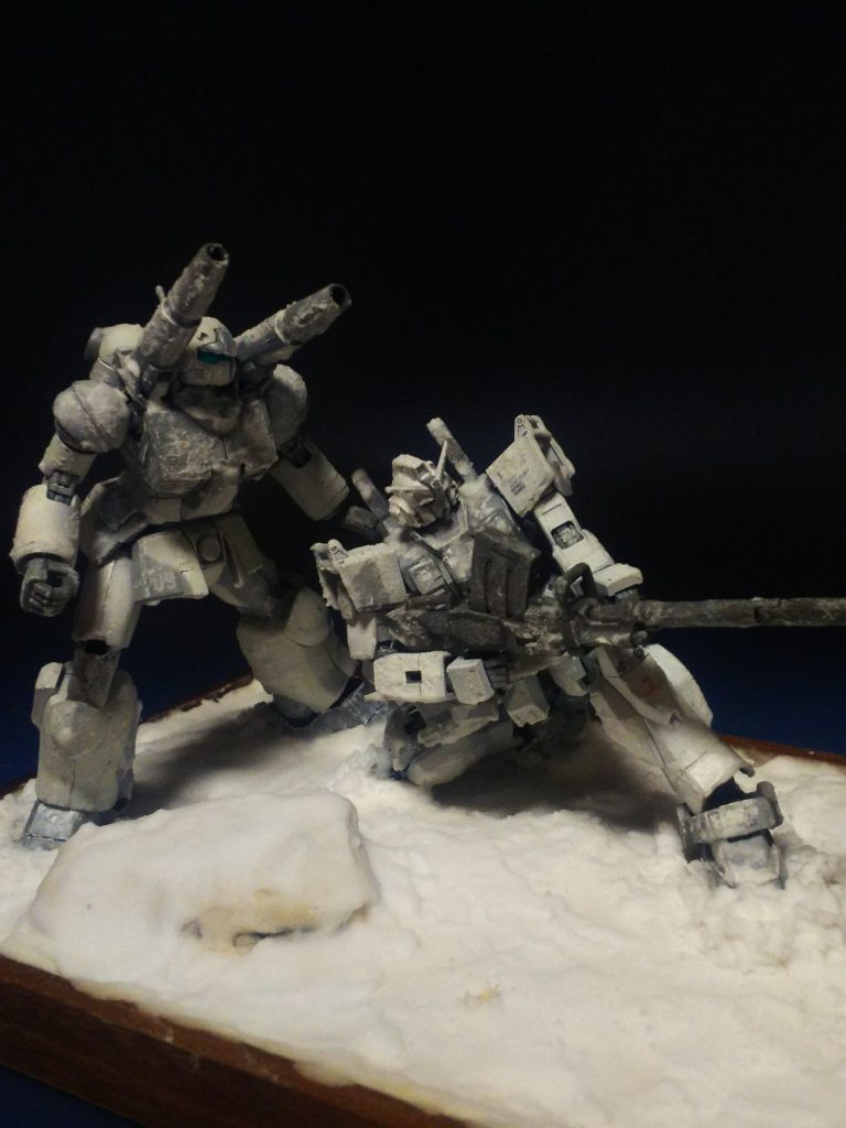 雪は重曹、ちょっとした岩肌はウッドチップを使ってます。