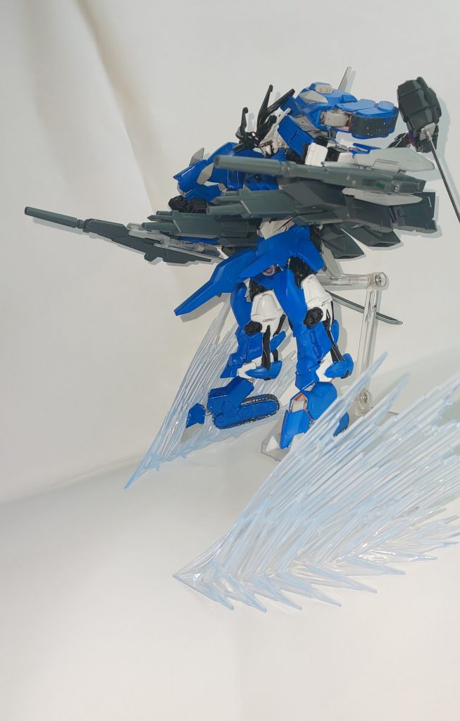 追加されたアーマー、及び置き換えた一部の装甲にレッドフレーム等の建造時はまだ無かったVPS装甲を使用、防御力が格段に上昇している。

また、バックパックに装備された大型ビームライフルと両腕のシールドにマウントされたビームライフルによる高火力の遠距離戦、バックパックにマウントされている二振りの刀と爪先のクローによる近距離戦と取り回しは難しいが大体の局面に対応出来るようになっている。

必然的に積載量は増えてはいるが、その分バックパックと脚部にブースターを増設することで機動力はさほど損なわれず、寧ろ瞬間的な加速なら増加している。