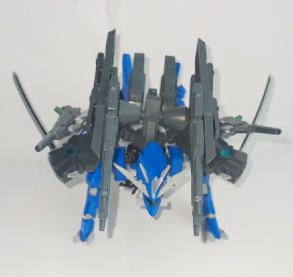 本機体の最大の特徴として、ラゴゥタイプのMAへの変型機構がある。
四つのビームライフルにマウントされている二振りの刀もそのまま使用可能であり、各部のブースターの急加速による強襲を可能とする。