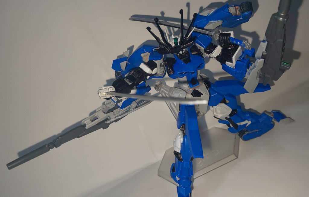 各部に武装を装備してはいるが、状況によってはむしろ邪魔になってしまうこともある。
よって、エネルギー枯渇や武装が邪魔になったときはパージしアストレイ特有の機敏さを生かした戦闘モードにすることも可能。
この時は遠距離武器は残した場合は腕のシールドにマウントされたビームライフルのみであり、それも外した場合は遠距離武器は無くなるがロウガの戦闘技術でそれを補い遜色ない戦闘を行うことが出来る。