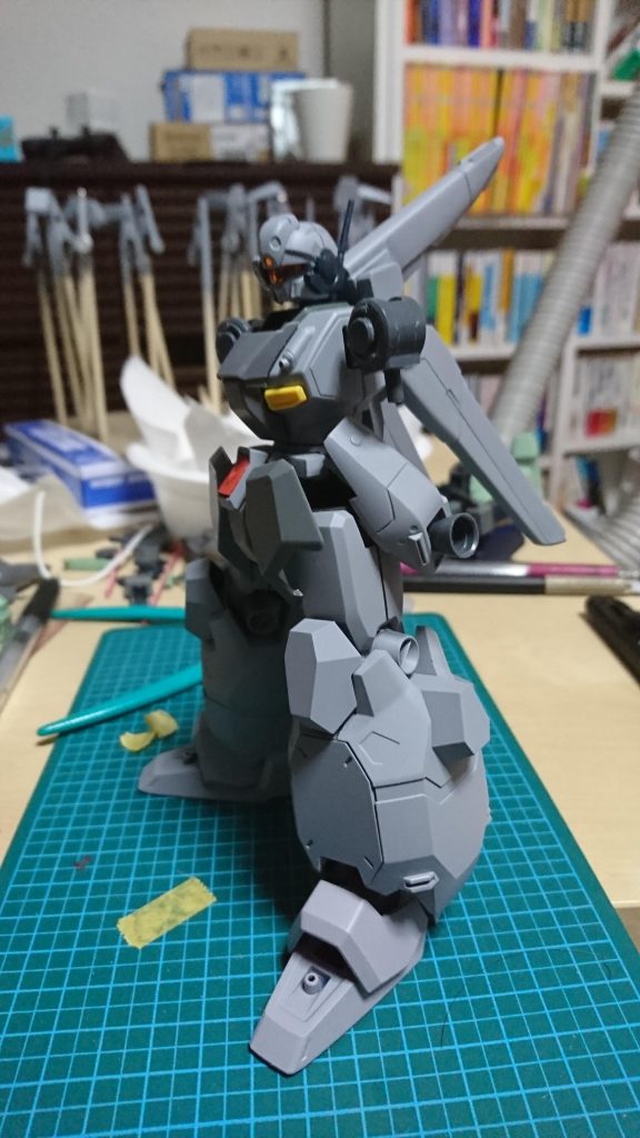 塗装前の仮組。サフ吹きの他、後ハメ加工やスプレー缶塗装など、初めて尽くしでした。