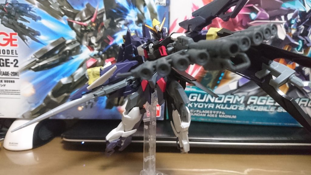 仮組状態1
この状態ではダークハウンドの肩をそのままマグナムに被せる予定でした。
ただ、それだと横に広がるので、いろいろ試行錯誤して現在の形式に。
また、フルクロスは干渉の都合からオミットする予定でした。