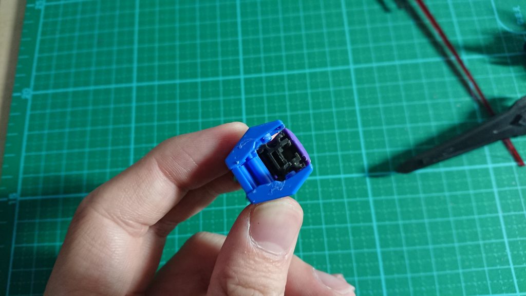 一番手間がかかったのは肩パーツ。肩の動きを阻害しないようにするのが難しかった