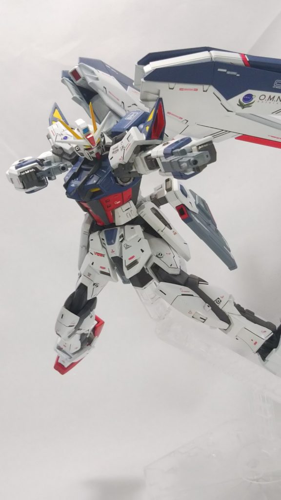 ストライクＥと言えば先述した通り、
ビームライフルショーティー

これですよこれ、これだからいいんです

本来のストライクノワールでは1段階分しか曲がらない肘も別キットから肘関節を移植しているので、MGノワールの箱絵の様なポージングがビシッとキマります