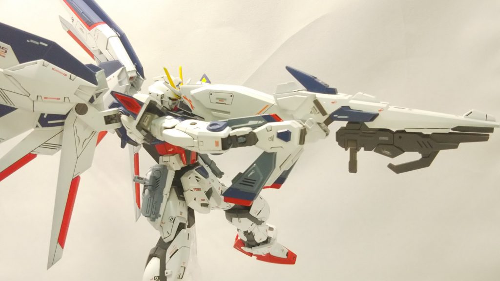 ブラストモード時にレール砲部分からせり出すグリップでユニットを支える事により、より精密な遠距離射撃を可能とする