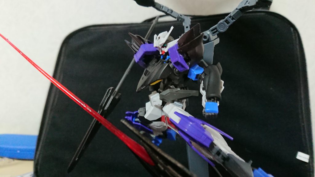 テイルブレードからはビームサーベルでる。厄災戦前だから違和感はない