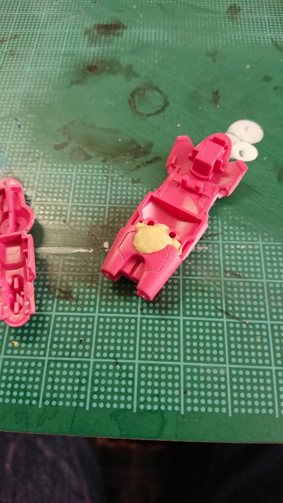 後ハメできるように、メインスラスター部分を切断、パテで整形しました。