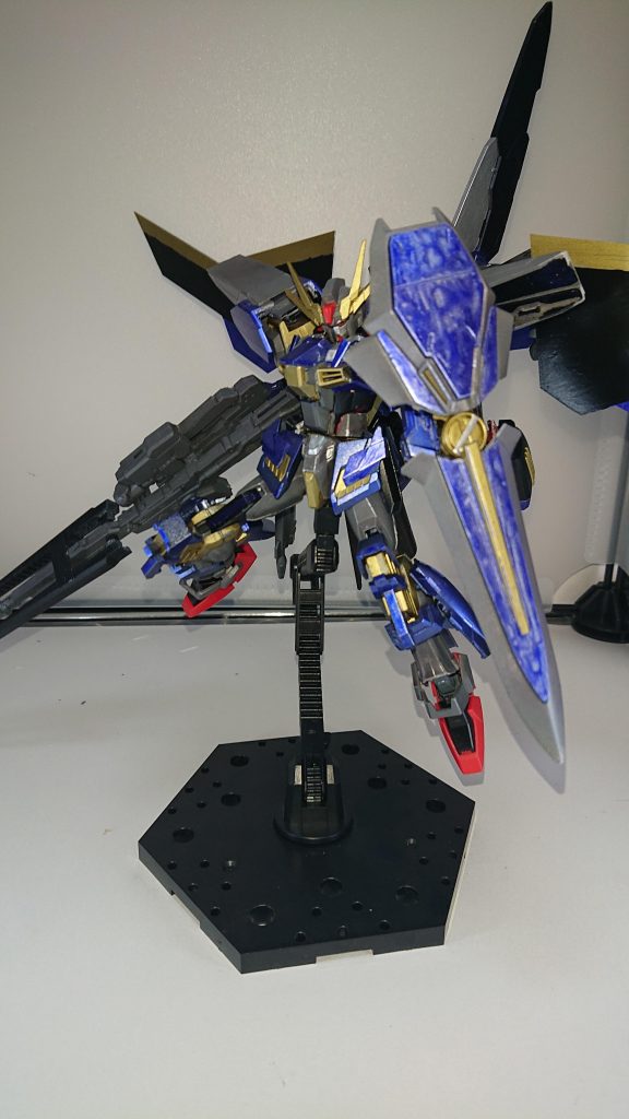 シールド中央からスライドしIフィールド発生装置が露出する。