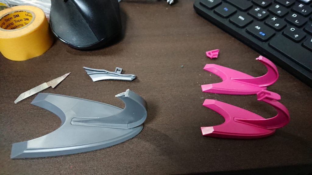 キット付属のスタンドパーツを切断