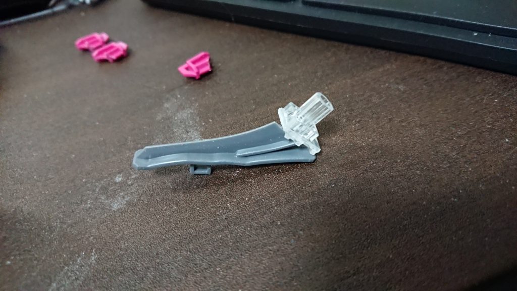 エグザス本体だけは余ってたアクションベースの接続パーツの根元を接着
ガンバレル用のはポリキャップを接着
その後パテで補強しています。