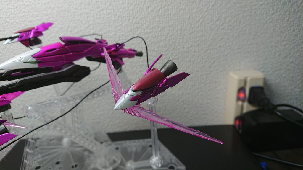 濃いピンクはガンダムマーカーメタリックピンク
薄いピンクはGXメタリックピーチで筆塗装
黒はガンダムマーカーメタリックブラック
ビーム刃はGXクリアピンクで筆塗装してます。
また、白はホワイトの上からムーンストーンパールをエアブラシで吹いています。