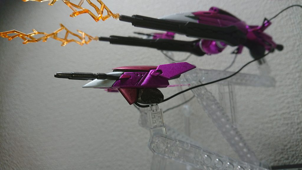 スタンドは付属のスタンドを切断して、ポリキャップとパテで3mm軸に接続できるように加工しました
レールガンのエフェクトは忍パルスビームをガンダムマーカーメタリックオレンジで塗装しています。