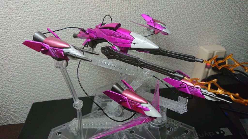 反対側のメタリックグリーンのパーツは紛失…w