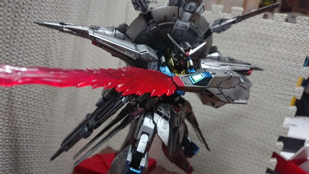 ビームサーベルを手前に構えるポーズ