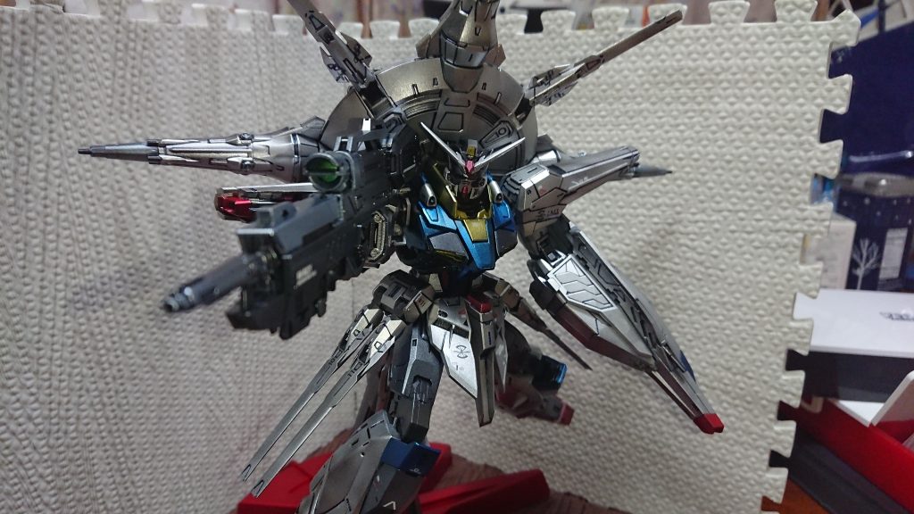 ドラグーン射出無しでビームライフルを構えるポーズ