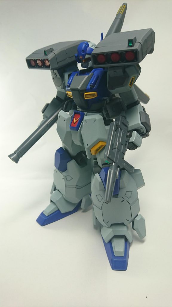 頭部:ジェスタ、上半身、腰部、バックパック:スターク・ジェガン、脚部:グスタフ・カールの構成です。見えづらいですが、サイドアーマーには、スターク・ジェガンの脚部追加スラスターを使用したスラスターを増設しています。