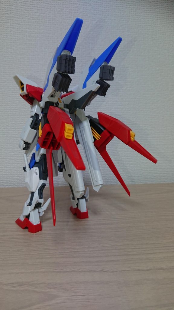 機体解説
本機はザフト軍の最新鋭機等に対してX105ストライクが優位性を失いつつある状態を鑑みて、近代化改修を施した機体である。“高い機動性により敵の攻撃を回避する”と言うコンセプトを踏襲すべく、機体各所にサブスラスターの追加、一部の装甲をより軽量の物に換装など細部にわたって仕様変更が行われている。後述の専用ストライカーパック「ハイマットストライカー」を装備した本機はMSでも有数の超高機動を発揮する。
当時既にビーム兵器がMSの主武装になっていたことから、被弾率が高い胸部、肩部、膝部装甲の一部を対ビームコーティングを施した発泡金属製の物に置き換えている。置き換えた箇所はフェイズシフトに対応していないため実弾兵器への耐久性は下がっているが、省電力化と機体重量の軽量化に繋がっており相対的に見て機能向上になっている。動力源が新型のパワーエクステンダーに変更された事も相まって、本機の最大作戦行動時間は改修前と比べて30%向上している。