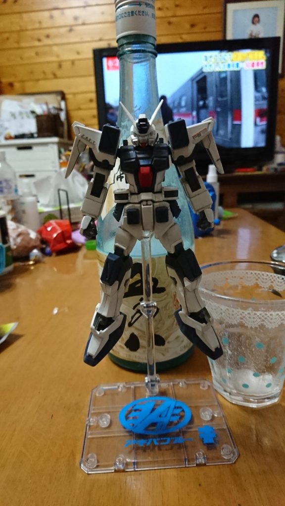 飲酒制作です。
法的には合法ですよね🎵
手の震えを止めるため仕方ありません❗
目は老眼の為 裸眼では手元から70㎝内は
手探り状態⁉️
頭部 顔作業には 老眼鏡をダブルでかける始末🎵
塗装は大好きでラッカーとエナメルを交互に使い(嗅ぎ)塗装(香り)を楽しんでおります⁉️
健全な若いモデラーの皆様は真似しないでください❗