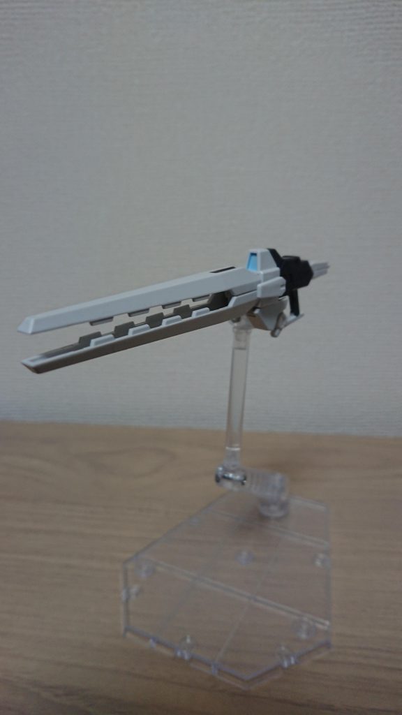 武装1
『110mm高エネルギービームライフル』
開放型バレルを持つ新型ビームライフル。射程と威力を重視しており、GAT-X131カラミティの「125mm2連装高エネルギー長射程ビーム砲<シュラーク>」に匹敵する。
それ故にロングライフル並のサイズになっており、原型機が装備していた「57mm高エネルギービームライフル」に比べて取り回しで劣っている。