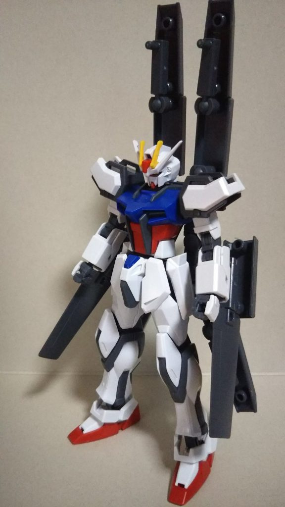 装甲を展開して戦闘態勢になります。バックパックと腕装備に分かれます。