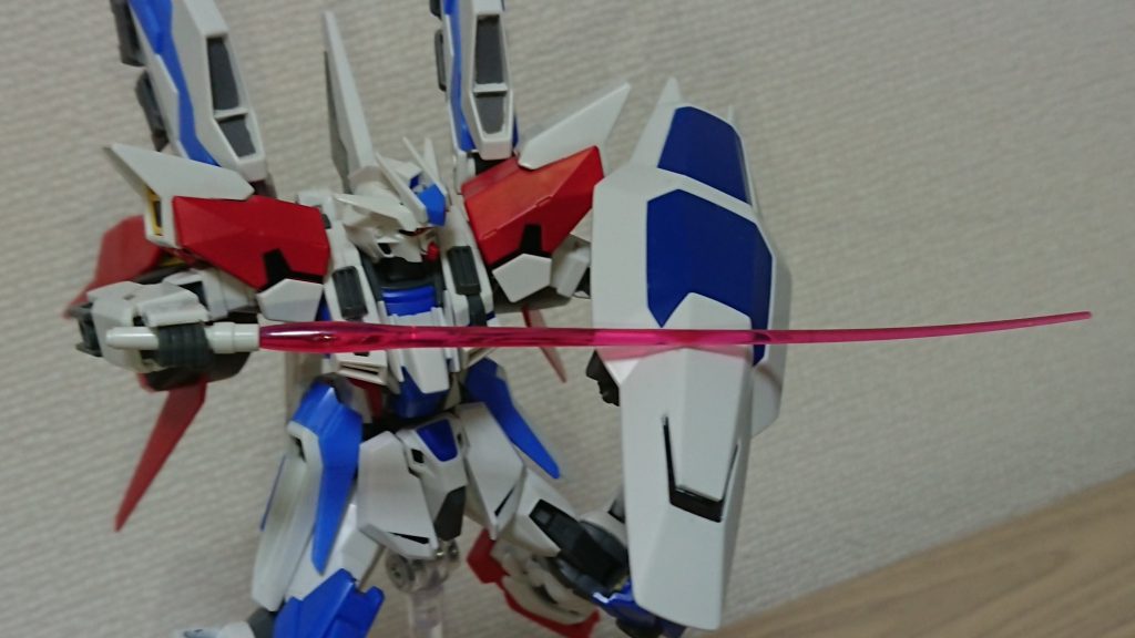 武装3 
『ビームサーベル』
両脚部に一基ずつ装備されている近接格闘用のビーム兵器。エールストライカーに装備されていた物と同型。