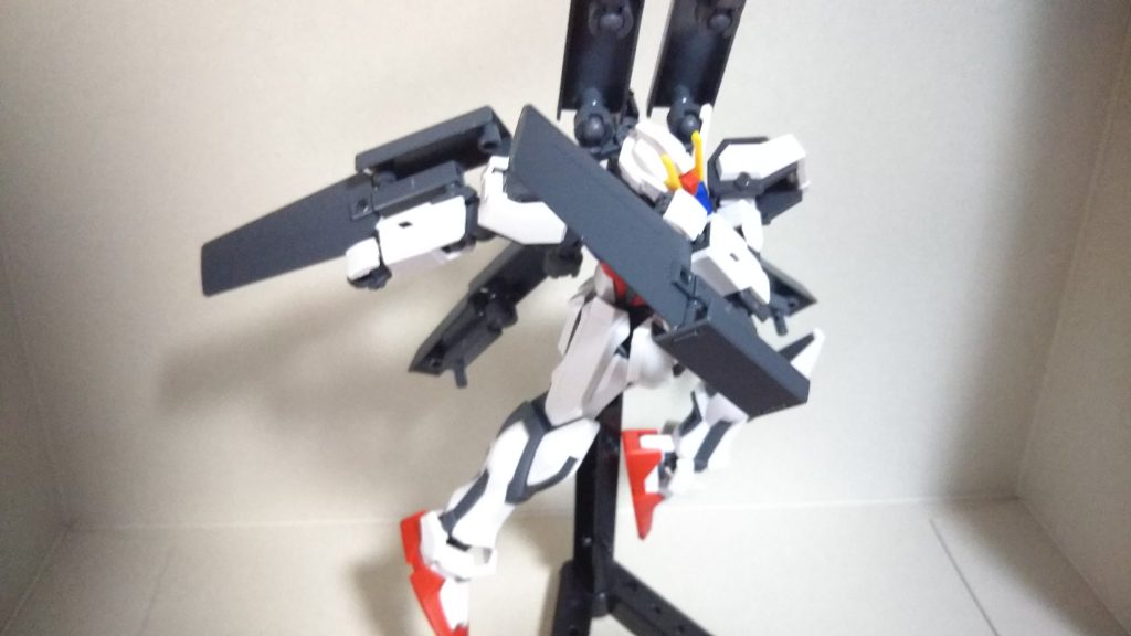 腕の装備は小型シールドとブレードを組み合わせた構成