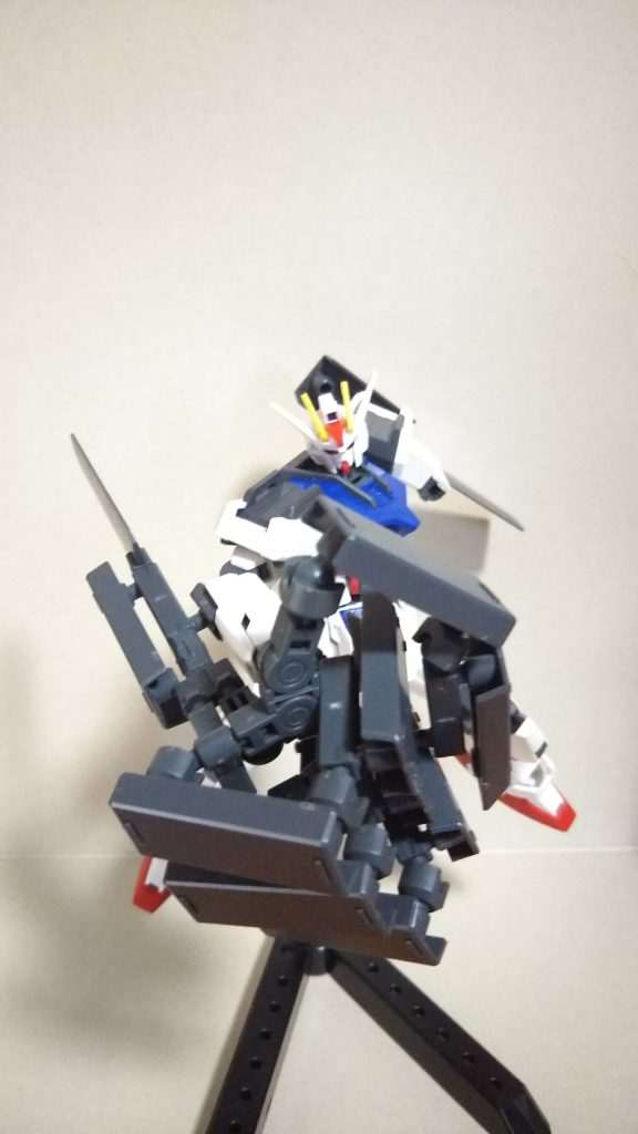 そしてロックストライカーの最大の目玉機能*「巨腕化」!*
稼働装甲の一つ一つが指となり、幅広い表情付けが可能です!
小型シールドに接続して装備します