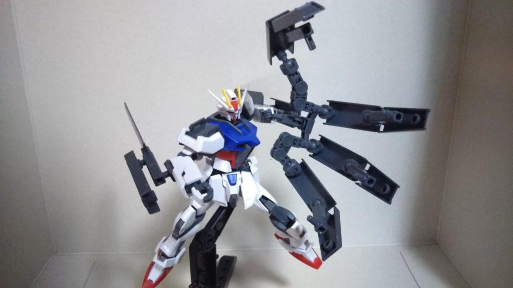 左腕にも装備可能。内蔵式バルカンもちょうどグフのフィンガーバルカンみたいになります。
ハロプラぐらいなら保持できます。