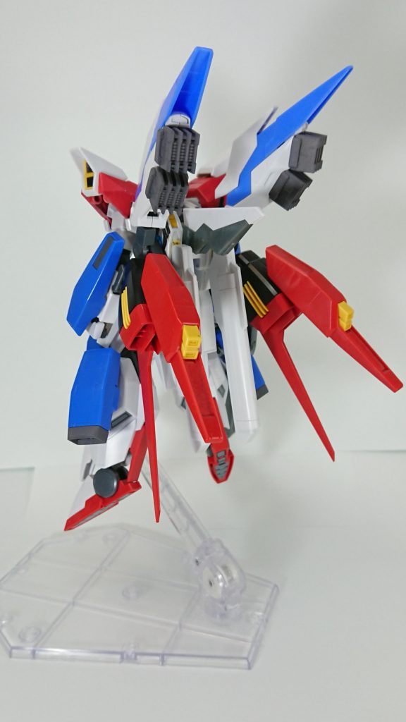 X105HMが実戦投入から1ヶ月。宇宙空間を自在に飛び回る本機の戦果は地球連合軍内でも指折りであった。しかし、その間に幾つかの課題が発見される。ボアズ戦役後(劇中地球連合軍が核ミサイルを衛星基地に撃ち込んでたあの戦いです)で戦況が緊迫状態だった事もあり、急遽実働期間中に得られたデータをフィードバックする形で改修が行われた。
その方針は簡潔に言うと「長所を伸ばす」事であり、主な改修点は「推進力の強化」と「武装の最適化」の2点である。