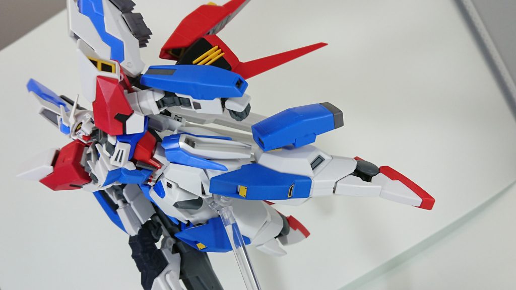 ①『推進力の強化』
本項にあたって改修作業が施されたのは主に脚部である。これの理由は「AQM/E-X01-HM ハイマットストライカー」の性能は既に当時の技術力で実現可能な限界値に達しておりそれ以上のチューンが現実的でない事と、機体本体にスラスターを配置できる残スペースが脚部のみだった事が挙げられる。
その脚部は改修で目を引くほど大型化している。これは新設されたスラスターや推進材等を装甲内に無理矢理詰め込んだ為である。その装甲は納期を優先した結果、フェイズシフトも対ビームコーティングも施されていない通常装甲で構成されており相対的な防御力は下がっている。スラスターユニットとしての役割が強い為、格闘戦における取り回しや被弾などは想定されておらず本機の構造上致命的な弱点となり得るユニットだが、その分改修前と比べて総推進力が約30%増という爆発的な加速力を本機にもたらしている。両脚脹脛のボックス型フレキシブルスラスターも合わせて
「デブリ帯を最大戦速で飛行する」、「敵陣深く斬り込んで無数の戦艦の砲撃を全弾回避する」など更なる超高機動戦闘を可能としている。