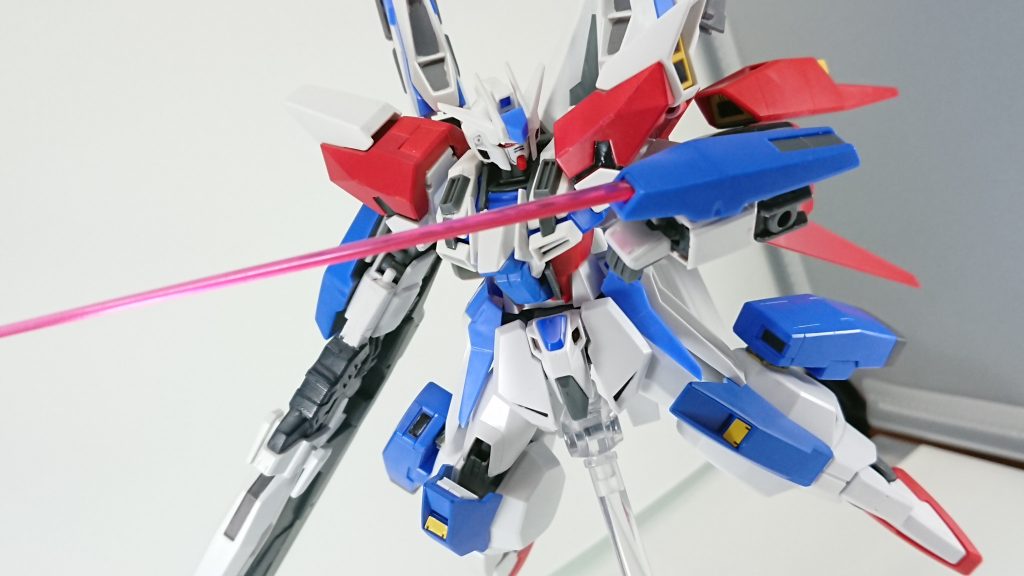 ・『サーベル内蔵型ABシールド』
この武装の開発経緯には、上記の使用頻度が関係している。元々射撃戦を想定していた機体の為、近接格闘武装自体は予備武装的な意味合いが強くサーベルの使用頻度の低さは開発班の想定内だった。想定外であったのはシールドの使用頻度である。この時代のMSはまだ発展途上にあり、生存性確保のためシールドの装備はほぼ必須であった。しかし本機に限っては持ち味である機動力で敵機に接近されない所か、敵機からの攻撃を振り切ってしまうという事態が発生していた。つまり被弾回数が極端に少なく(実働期間中観測されたのは肩部に2回と膝部に1回、ライフルの損失回数に至っては0回)、逆に大型化したシールドの重量で機動力が(若干ではあるが)損なわれていたのだった。これを見た開発班は「本機にシールドは不要」と判断したのだが、パイロットの要望で手甲サイズまで小型化した上で引き続き装備される事が決定した。先端部にサーベル発振部を内蔵しており、不用意な接敵に対する近接防御にも対応している。
防御性能は初期GAT-Xシリーズの物と遜色なく、サーベル内蔵により「武装の持ち替えによるタイムラグ」を極限まで削ることに成功している。なお、この武装の追加により前腕部側面に接続用の基部が増設されており、非フェイズシフト装甲の箇所は前腕部まで広がっている。