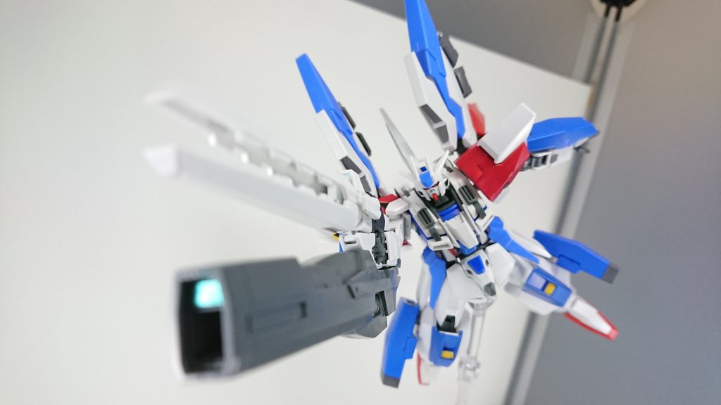 敵の補給基地に急襲を仕掛けるGAT-X105HMR。全身に増設されたスラスターにより驚異的な機動力と追従性を誇る。