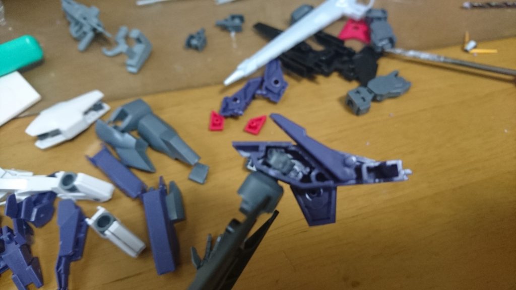 肩の制作過程
できるだけ横幅は増やしたくなかったので直接取り付けてBJで可動させる形式に行きつきました。
3mm穴だけでは安定しなかったのでポリキャップを埋め込んでいます。