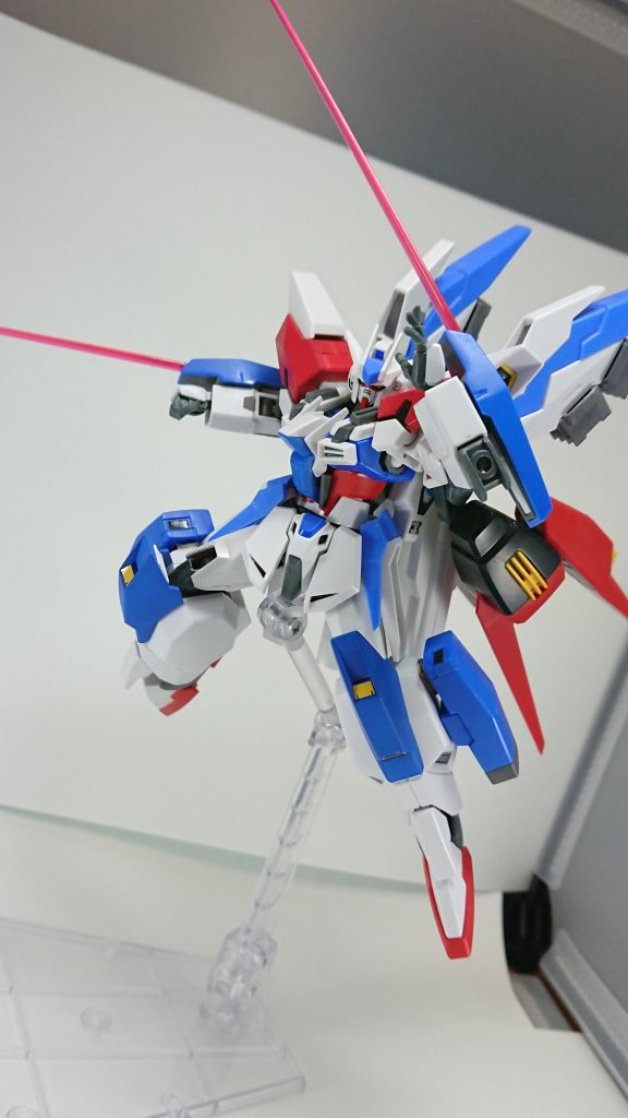 模擬戦にて両腕のサーベルを発振させるGAT-X105HMR。実戦では近接防御や斬り抜けが主な役割であった為、本機から直接格闘戦を仕掛ける事は無かったという。