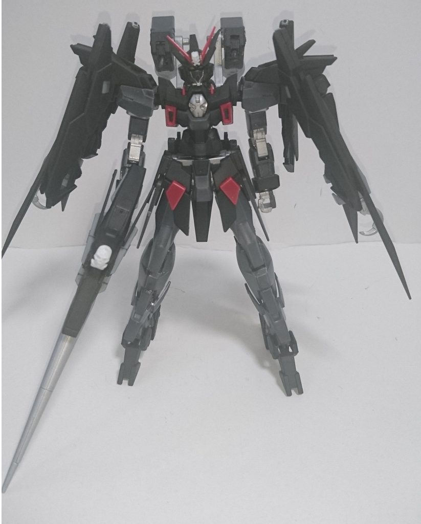 正面
ダークハウンドをベースにマグナムの変更箇所を置き換えています。
肩はBJを仕込んでダークハウンドのバインダーを追加、頭部はマグナムをベースにクロスボーンのドクロレリーフを追加しています。
各部にスラスター等のディティールアップも行っています。
本体は艶消しブラックとファントムグレー、関節はシルバーと艶出しトップコート。