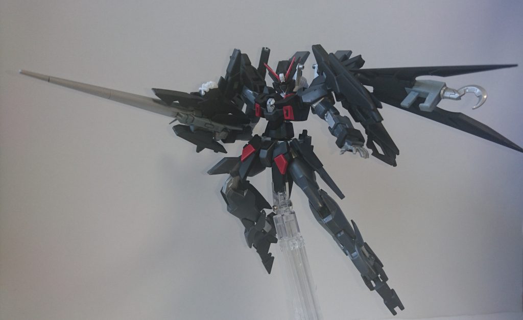 ・ハイパードッズランサー
ドッズランサーの強化型。小型ジェネレーターを内蔵した高出力タイプ。
上部ドクロレリーフにフラッシュアイを搭載し、刺突と同時に発光させることで敵の回避動作を阻害し、攻撃に特化した兵装となっています。
ハイパードッズライフルマグナムとドッズランサーのニコイチです。