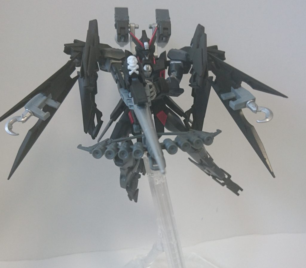 ドッズパニッシャーはハイパードッズランサーの下部に懸架・合体できます。
ストライダーフォームで敵陣に切り込んでこの形態で斉射→白兵戦の流れが基本スタイルになりそうです。
クジャクのような一体型も考えましたが、アナログな方が海賊感があって好きです。
一体型はさすがに技術不足・・(笑)