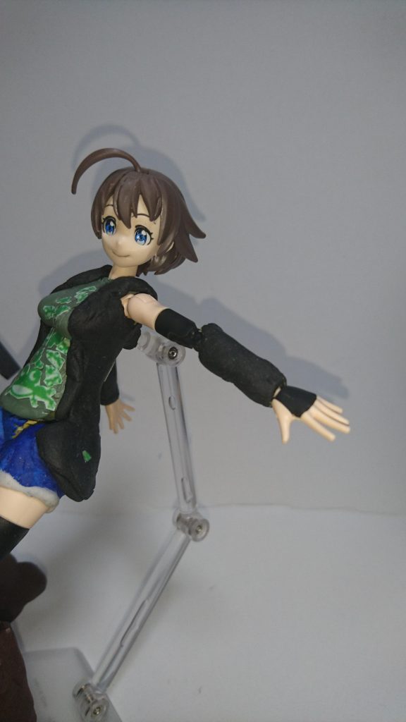 肩と手はダイバーアヤメに変更。
肩のアーマー接続部分が無いので自然な感じになりました。
肩もパーカーにしたかったのですが、稼働軸の都合上でパテを盛れなかったので現在の形に。
手は肌色になったので自然な感じに。
ただ、黒い部分が少し不自然ですね。
位置的に萌え袖‥‥って訳でもないですね。
同シリーズで肌色一色の手が出れば変更する予定です。