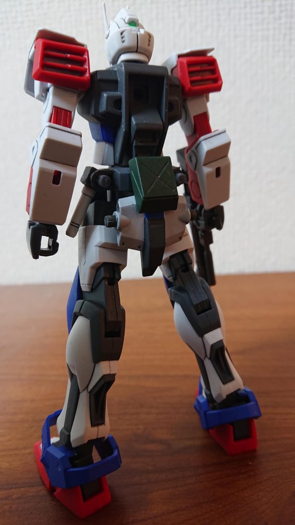 同背面
腰部のグリーンのパーツは追加バッテリーをイメージして取り付けました。また、拡張性を残す目的であえてピンを残してあります。