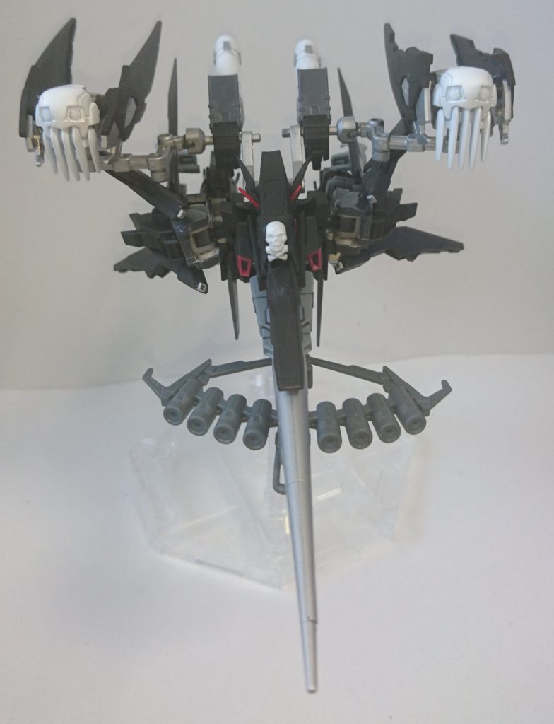 ストライダーフォーム
フルクロスをバックパック側に倒すことで干渉せずに変形可能です。
ドクロが前方に集中するため、ケルベロスのような形状になります。