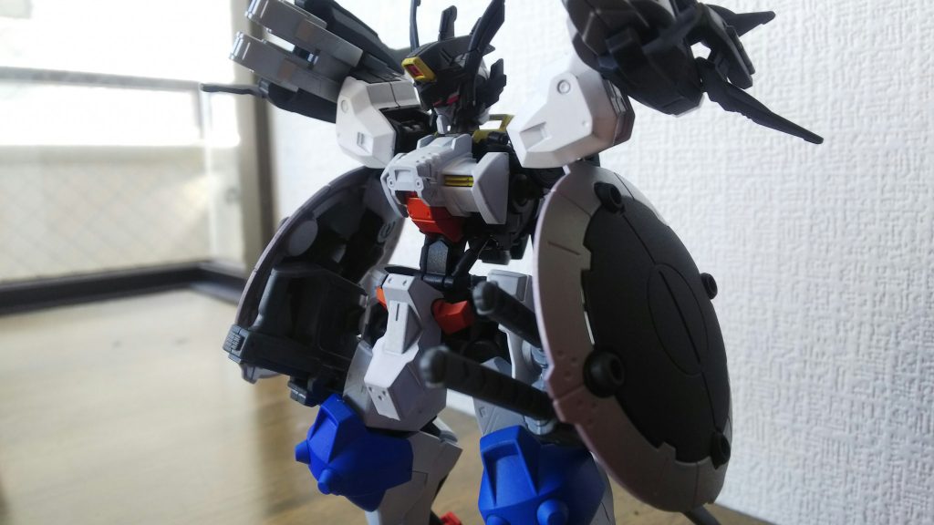 腰には刀、サブマシンガン。コトブキヤのパーツですので加工がないと持たせるのは少し無理矢理になります。