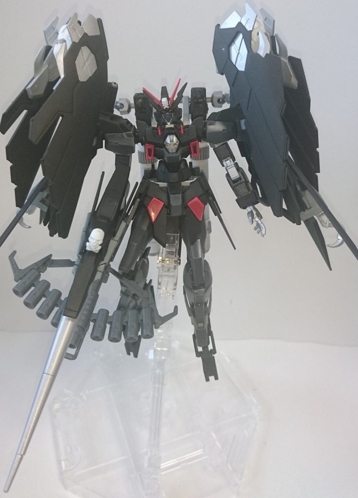 突撃形態
フルクロスを肩に装備した形態。本家フルクロスと同様です。
肩に推力が集中するため、MS形態で突撃を行う際に長けた形態。