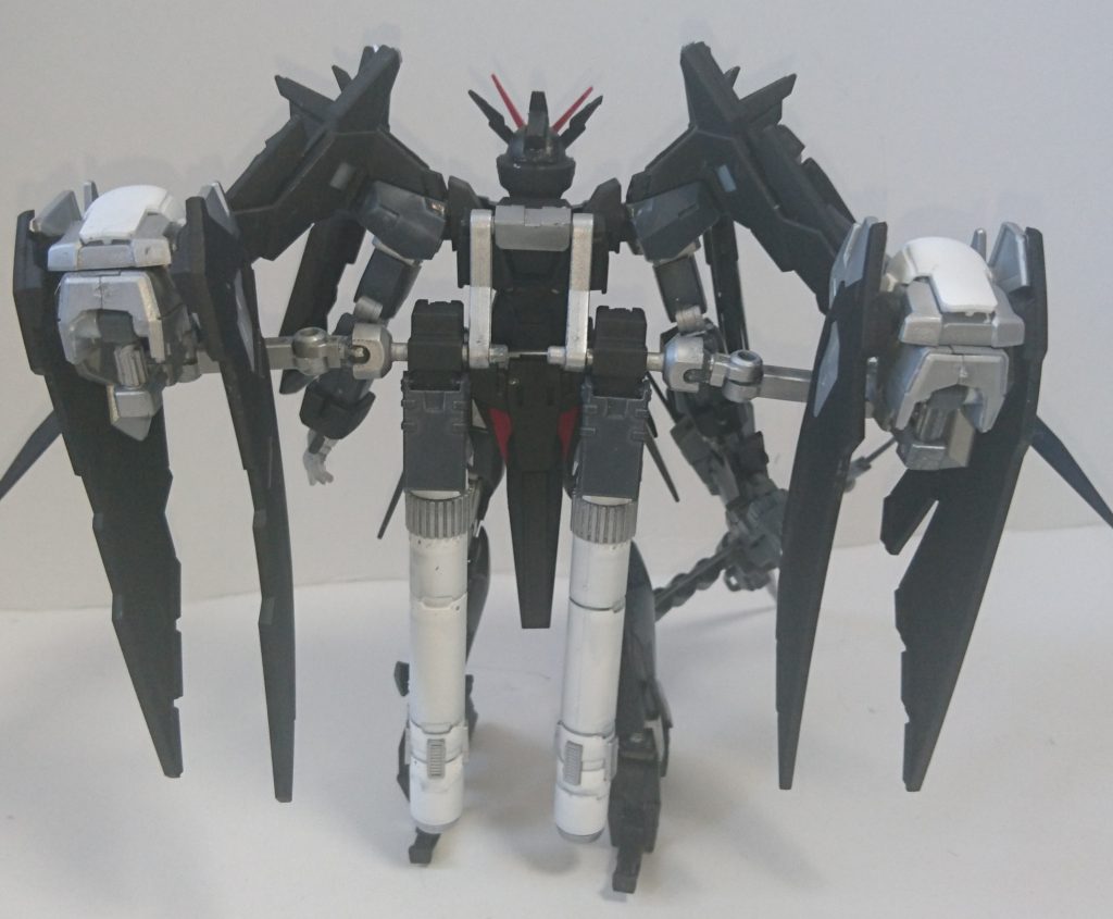 背面
フルクロスは大型バーニアにアームで接続しています。
後ろに重さがあるので自立させるにはシュツルム・ブースターが必須です。