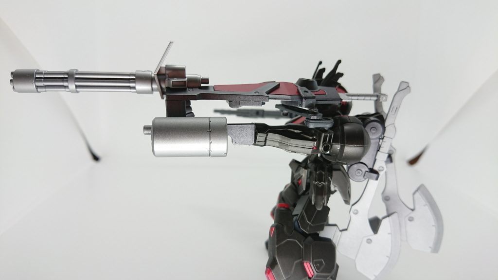 アームアームズのジョイントを腕に接着し、手持ちのクランク的なパーツを2つ使ってガトリングシールドを接続しました。
VSシリーズの三連キャノンは弱いのでオミットしました。