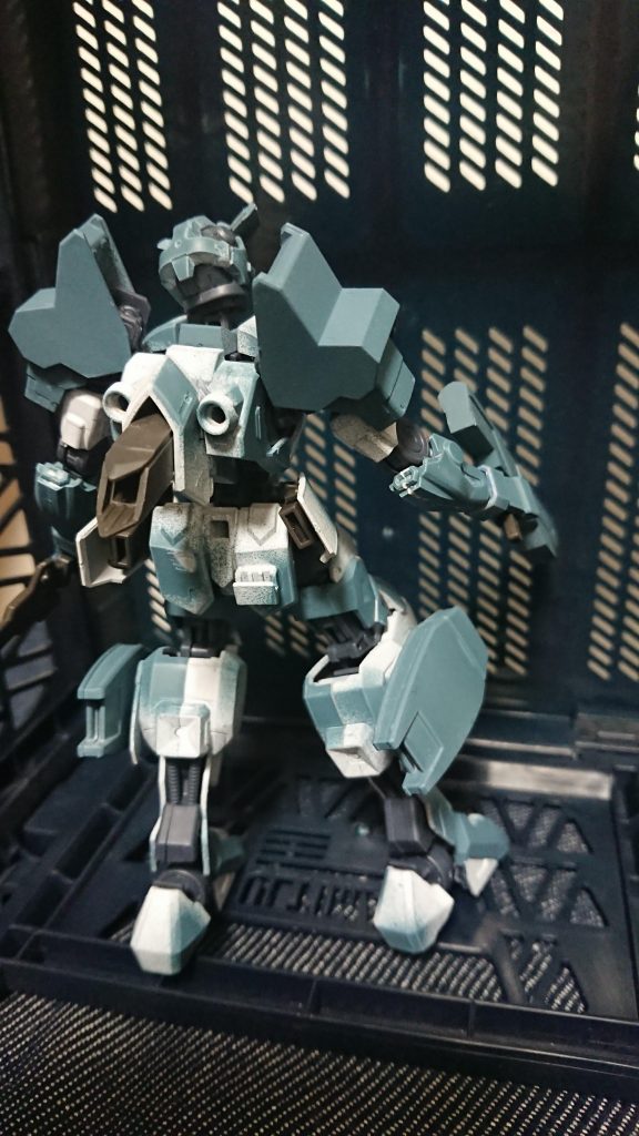 腕部はダンダリオンと共通の後期改良型ガンダムフレームということにして、
雪原を走るということを考え、スラスターを付けれるところに付けまくってキマリスと同等レベルのホバー移動ができるという設定にしました。