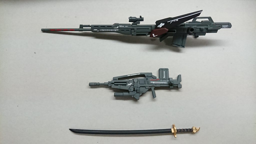 上から
超長射程スナイパーライフル
アサルトライフル
黒刀
です。
スナイパーライフルは敵の射程圏外からの攻撃を目的としており、一般機程度の持つレーダーならレーダー圏外からの攻撃が可能。
アサルトライフルはあくまで近距離での自衛用なので性能はそこそこ。
黒刀はビームを弾いたり切り裂いたり出来るほどの斬れ味と強度を持ち、場合によってはビームサーベルすら切り裂く。