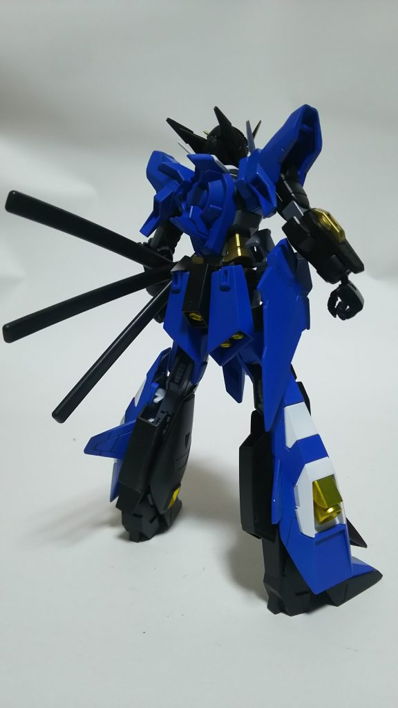 右側がビームサーベル用の鞘になってます。忍パルスの手裏剣の一部を利用してあります。