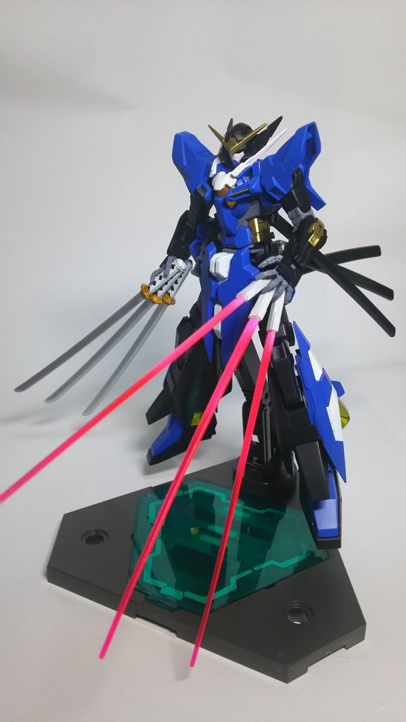 右手は実体剣、左手にビームサーベルを装備させてあります