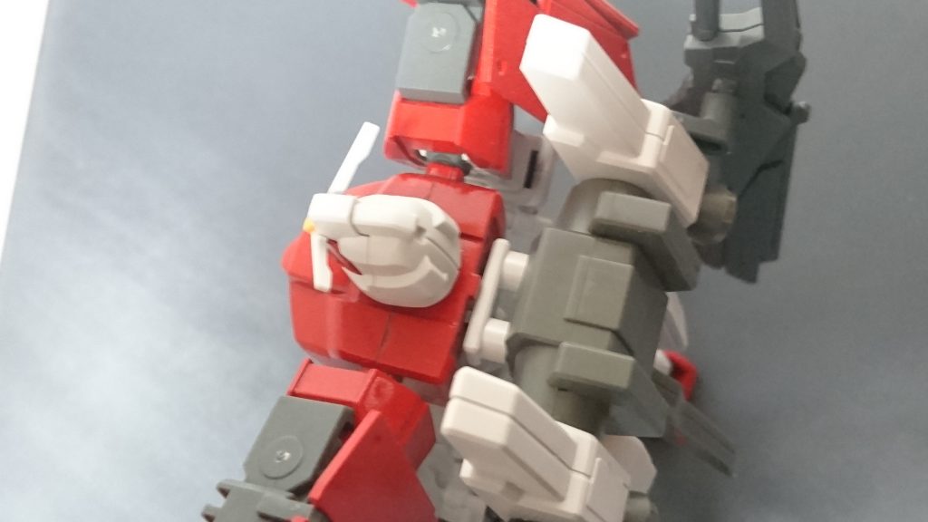 本体との接続は、胴体に穴を開けてイージーアームズのジョイントを経由してます。