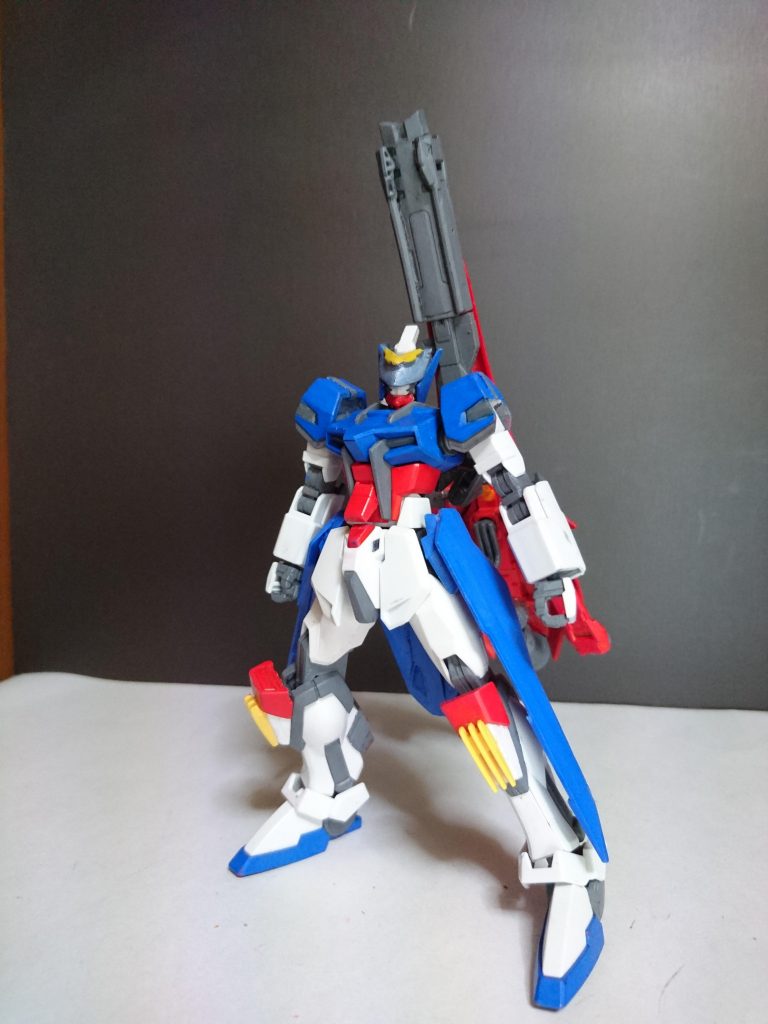 はい!久しぶりの投稿です。
今回はシンプルな見た目でごつい物持たせたいとゆう感じで作ったガンプラです(`・∀・´)(まぁ結構前に完成してたけど)